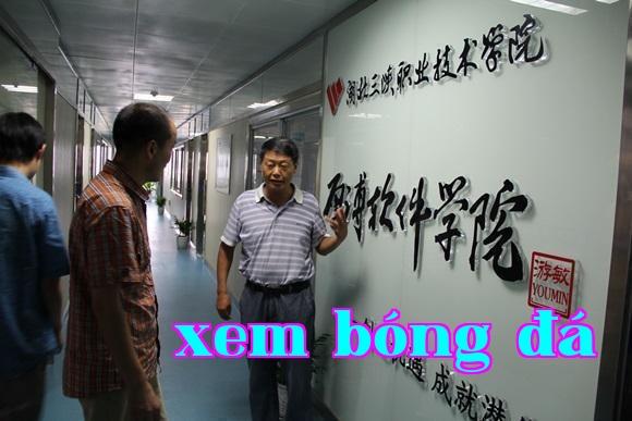 Hiệu trưởng Du Mẫn (người bên phải thứ nhất), Chủ tịch Trần Tương Dương (người bên phải thứ hai) kiểm tra địa điểm giảng dạy
